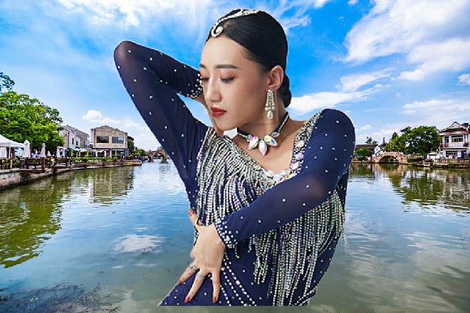 几位客官，想喝点什么，本店有上好的女儿红，烧刀子