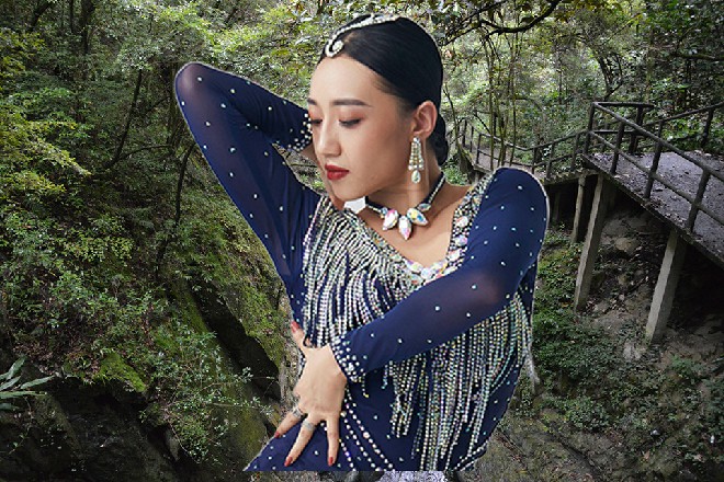 三个人一路进了川菜馆，因为不是吃饭的时间，人并不是很多
