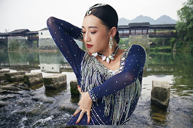 蓝水心好像很开心的模样，似乎吓唬到了若依，她很满意