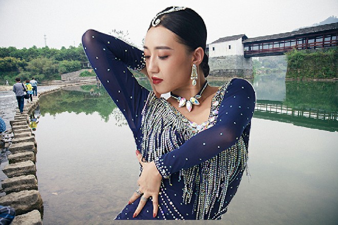 而哈比已经猛然蹿了过来，然后一拳狠狠向着苏曼s打了过去