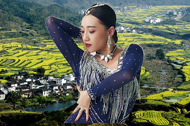 而章文瑞也重新拦住草薙上司的肩膀，两个人继续划拳