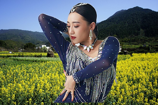 他话还没说完，看到了同样转过头来的红色妖姬，两腿顿时一抖