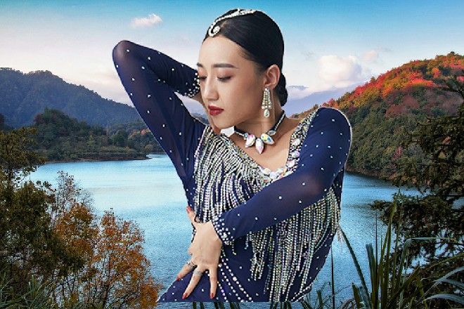 而就在这时候，红色妖姬伸出手来，轻轻握住了容小薰的手掌