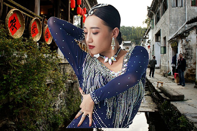 陈晓夜目光硕硕地看着若依，似乎想看破若依的内心一样