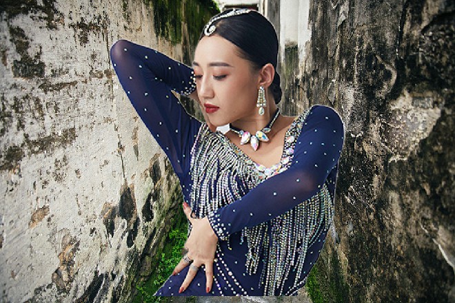 若依很无辜地说道：我的初吻就这样被你夺走了，怎么办