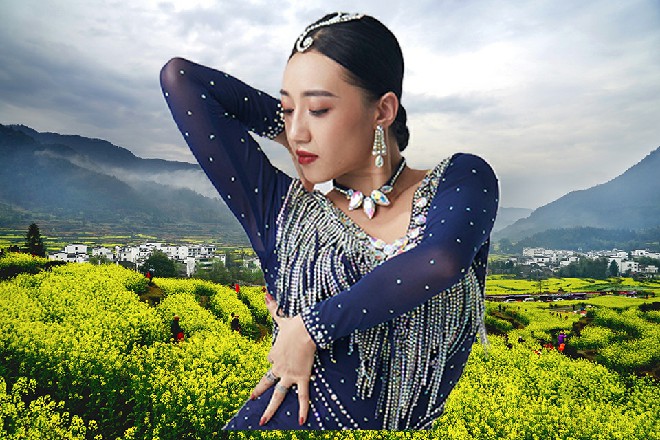 没想到，红色妖姬却不卑不亢，很大方地上前同杨总握了握手