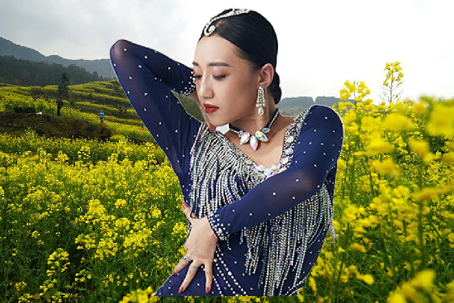 就在这时候，一个身影从后面抱住了自己，然后转了一圈