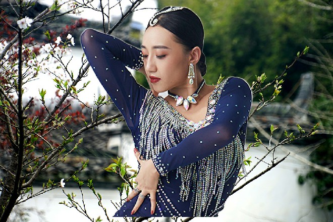 美女有些不耐烦地说道：再不滚开，老娘在你脑门上开个洞