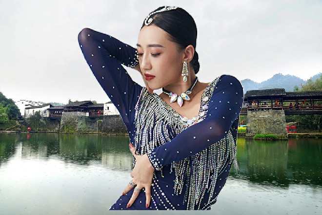 唔，我还想叫点吃的，肚子好饿，帮我叫个客房服务吧