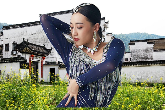 苏曼s翻开旅行箱，从里面抽出一件黑色的特战衣，穿在了身上