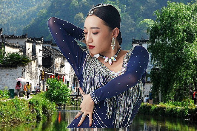 苏曼s大大方方地举起了自己的双手，最好也派个妹纸来检查我