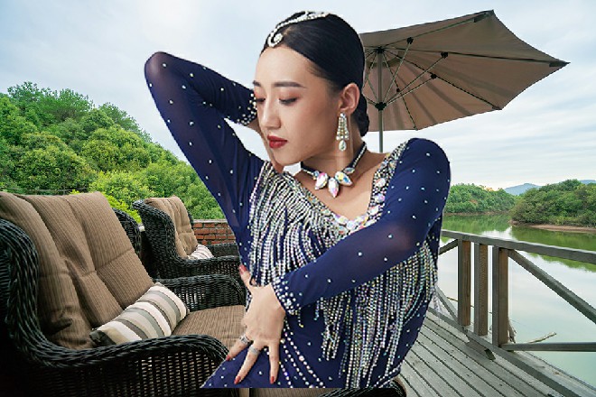 他嘴里吐出一口血，你的腿功，怎么可能比我更强，