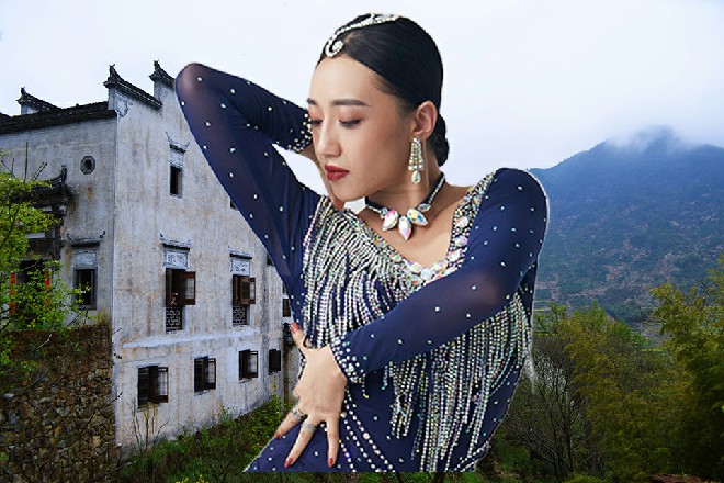 陈醉忍住脾气，一屁股坐在椅子上，却是恶狠狠地瞪着红色妖姬
