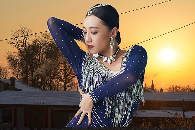 她连忙张开一朵莲花，穿上一件莲花衣，免得自己走光