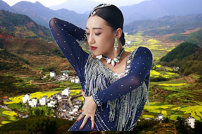 自己穿这身牛仔服，的确不适合给一个富家千金当司机