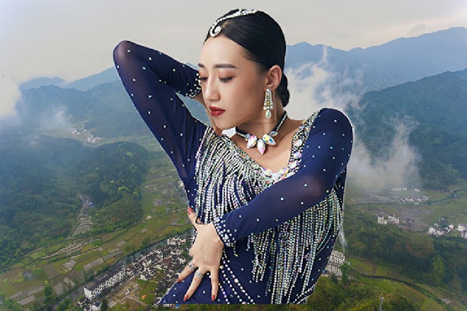 诺曦S和罗莉对视了一眼，而大毛却偷偷拉车了诺曦S一把
