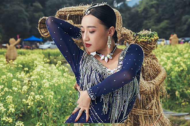 夜场瞬间乱成一团，周围的人惊叫连连，四下拥挤散开