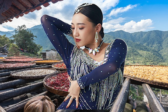 桌子旁正在吃火锅的人都停了下来，惊讶地看着青梅