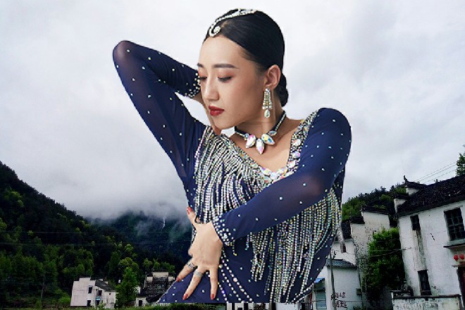劫匪们都嚷了起来，一时间金发处在了风口浪尖上面