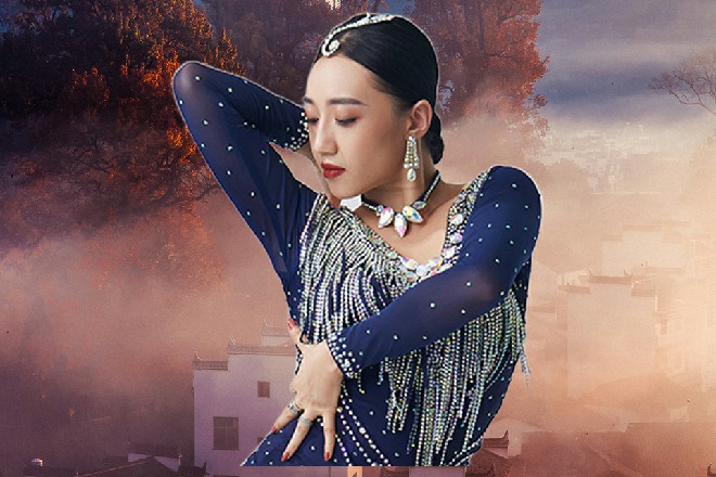 哈迪斯拎起一个笼子，玛哈坐在里面，还在淡定地打游戏