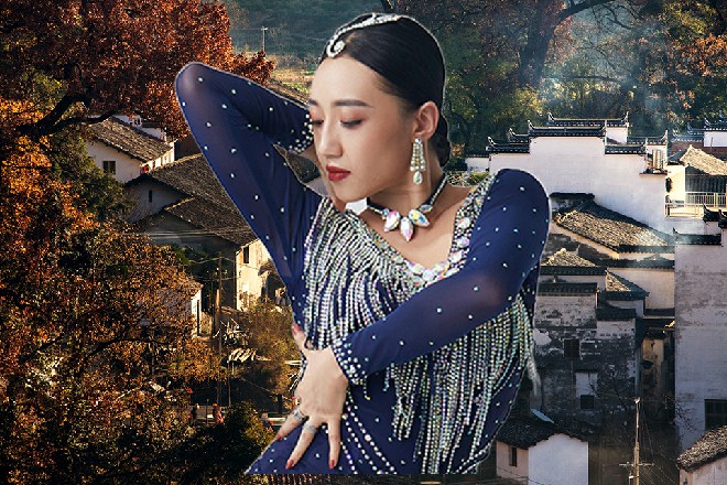 Abb带着左京华，一路回到了H市，扔到了自己的藏身处