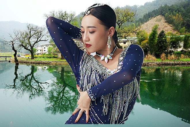 玉箫瑟冷笑，还不乖乖让开，否则可是要被我们碾成肉泥