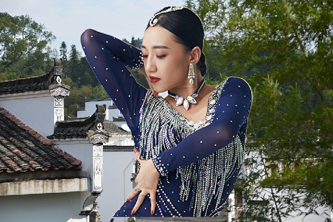 但还没跑到前面，楼道里又冲下二十多号人，怪叫着扑过来