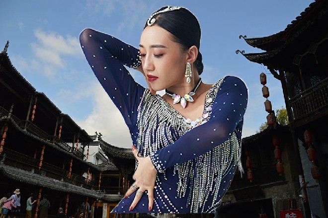 这雷忍反应也很敏捷，直接一转身，打出了一道雷球来