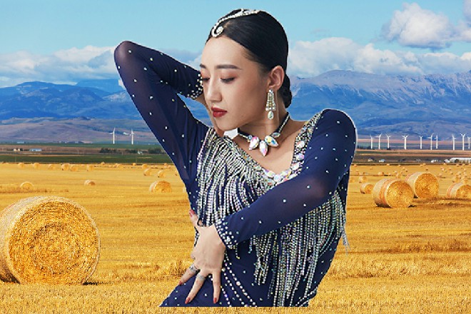 看到对方松口了，伊轩不情愿地又做了下来，然后说道