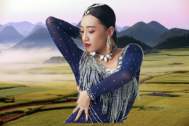 火星在空中不断蹦出来，证明两个人的交战有多么的激烈