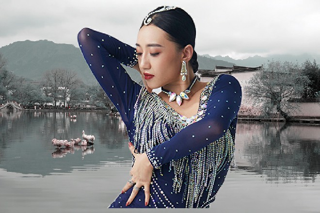 胖长老狠狠瞪了鲁娜一眼，她哥哥鲁克也赶忙把她拉了回来
