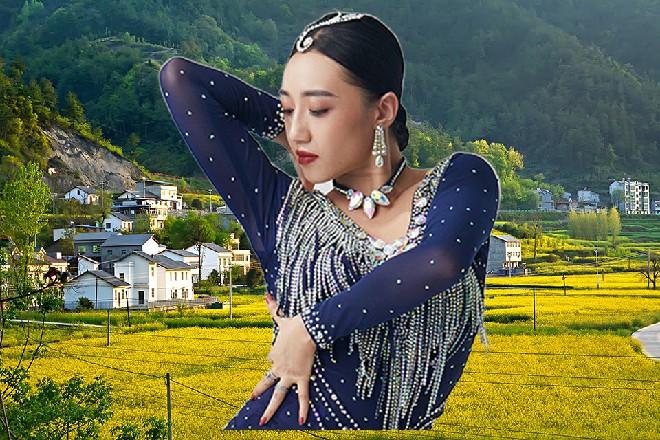 伊轩全身的气劲都裹在了偃月刀上，然后刀罡甩了出来