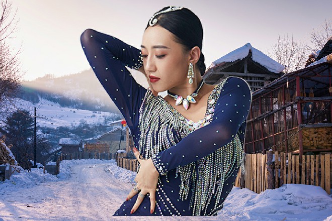 看着红色妖姬把容小薰抱进了城堡当中，宋妮终于忍不住问道