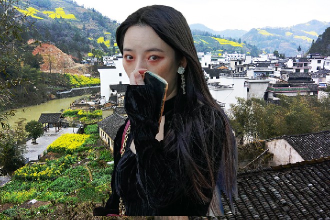 中间人正在给那念力者记录信息，念力者也放松了精神