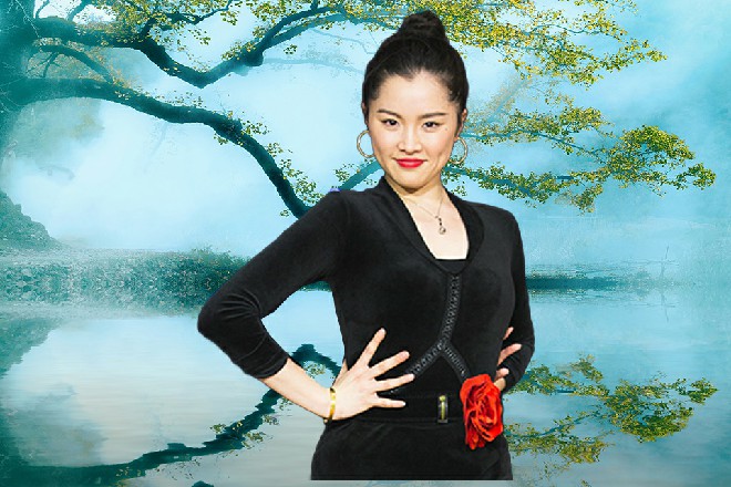 他跳进来之后，双脚踩在桌子上，笑眯眯地看着诺曦S