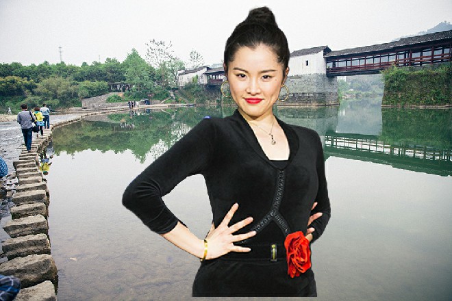 廖婧涵半蹲在大楼边缘，双手握着手枪，对准飞在空中的安妮