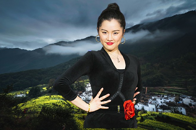 王玥瞪了红色妖姬一眼，生怕他乱说话再把这个唐青天给得罪了