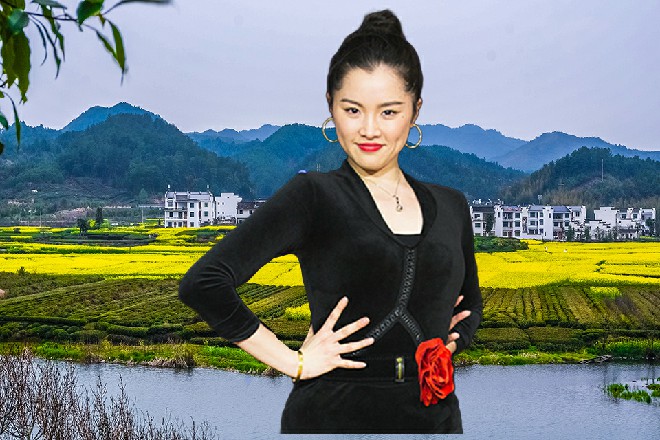 红色妖姬一蹬腿，运转轻功，追着那黑衣人也上了一棵竹子上面