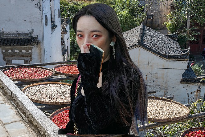 说着，老王抬起手来，一巴掌向着诺曦S的脸就扇了过去